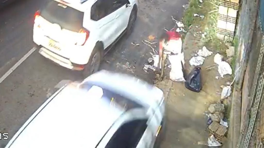 Homem bate carro, foge e atropela outro homem em BH