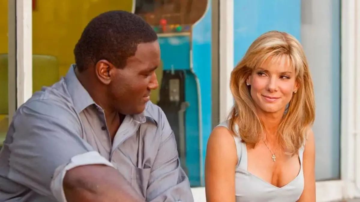 Quinton Aaron e Sandra Bullock como MIchael Ohor e Leigh Anne Turroy, em "Um Sonho Possível"