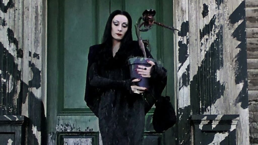 Anjelica Huston como Mortícia Addams, em "A Família Addams" (Reprodução/Paramount Pictures)