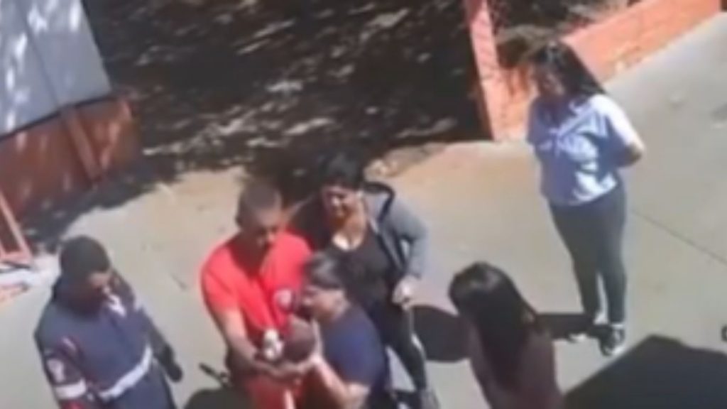VÍDEO: Bombeiro salva bebê de 17 dias após engasgar em MG