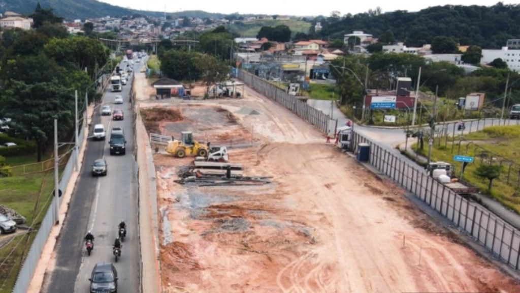 Avenida Cristiano Machado ganha nova faixa na altura da obra da nova trincheira, próximo à Catedral Cristo Rei