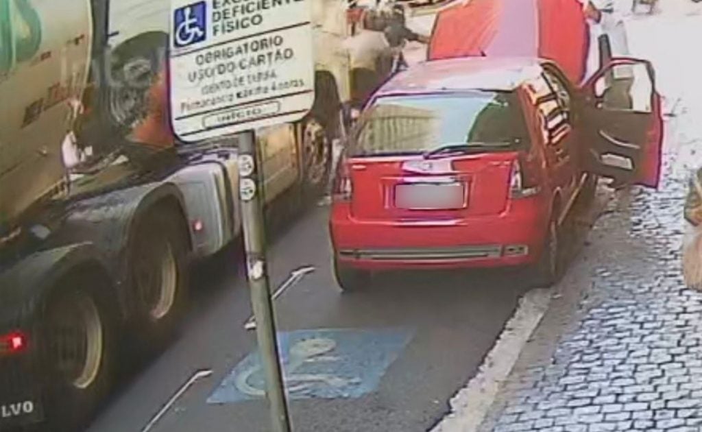Motociclista e garupa são atropelados por carreta, em Uberlândia