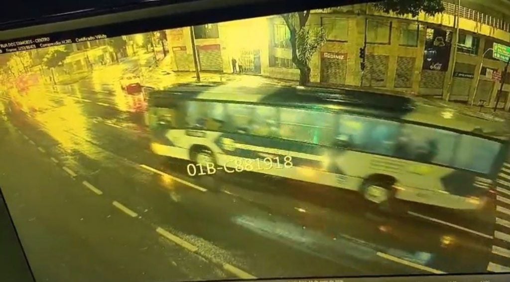 Vídeo mostra momento em que homem é atropelado por ônibus no Centro de BH