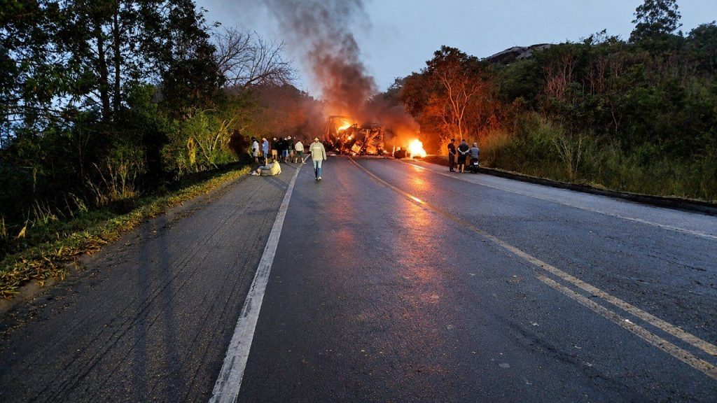 Tragédia em rodovia do Norte de Minas: cinco pessoas morrem em acidente na BR-251, em Santa Cruz de Salinas