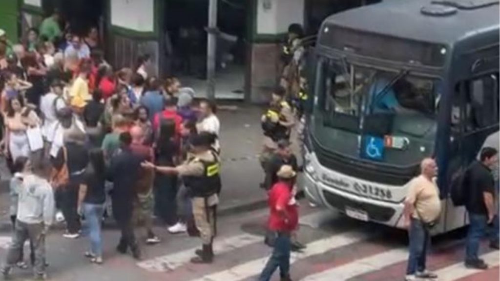 Idoso fica preso sob ônibus após atropelamento no Centro de BH