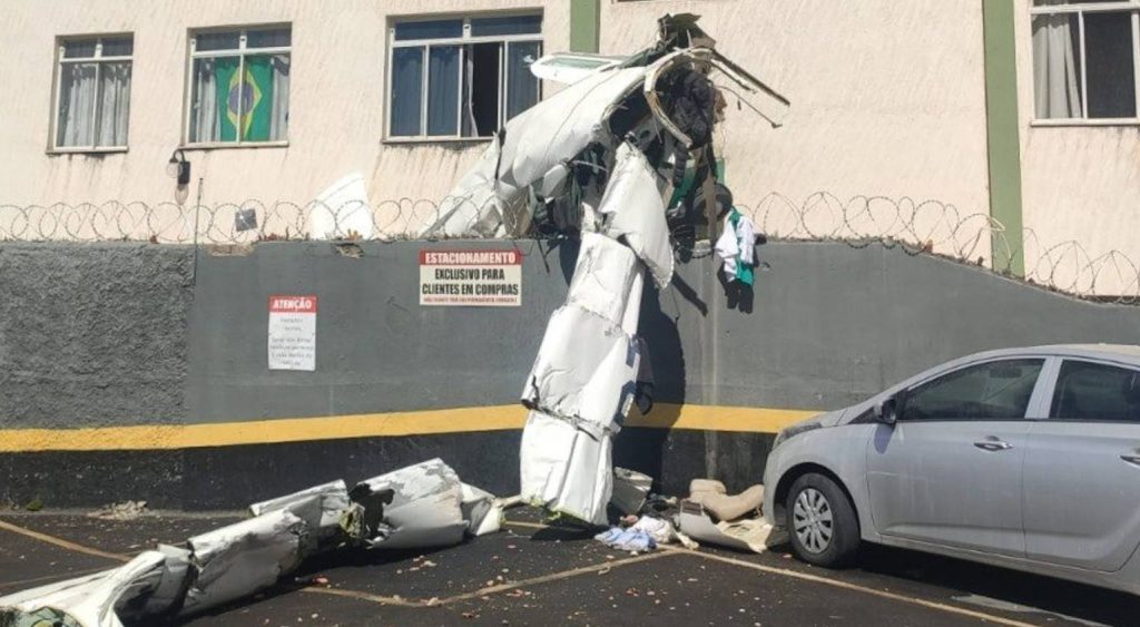 Avião bate em prédio em BH (CBMMG/Divulgação)