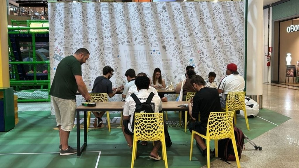 Espaço no Minas Shopping para troca de figurinhas do álbum da Copa de 2026
