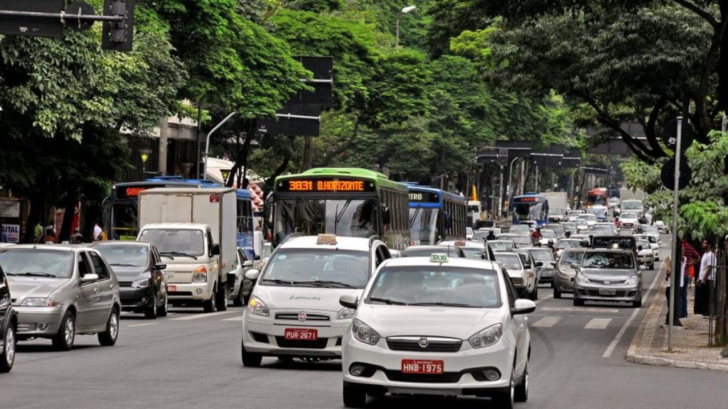 PBH publica regra que limita circulação de táxis em faixas exclusivas de ônibus