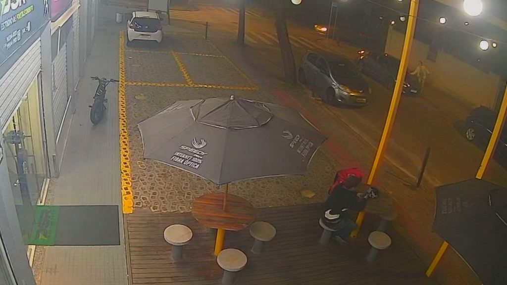 mulher limpa cocô no carro