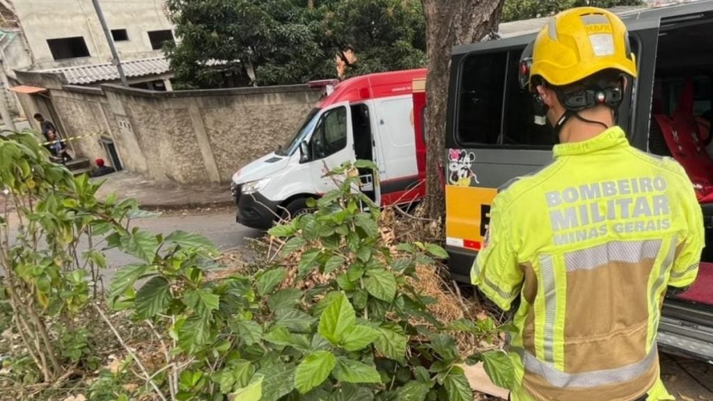 Crianças feridas em acidente com van escolar são levadas para hospitais em BH