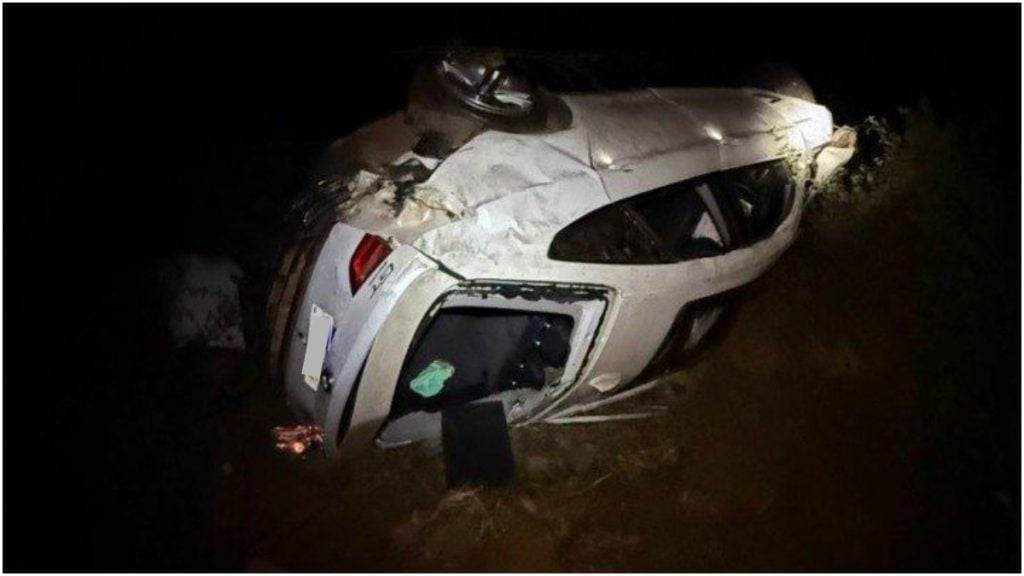 Cinco pessoas morrem após carro capotar e cair de ribanceira em Minas Gerais
