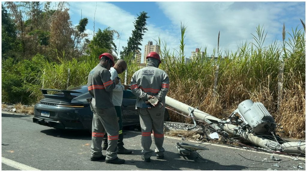 Motorista perde o controle de Porsche e bate em poste no Anel Rodoviário, em BH