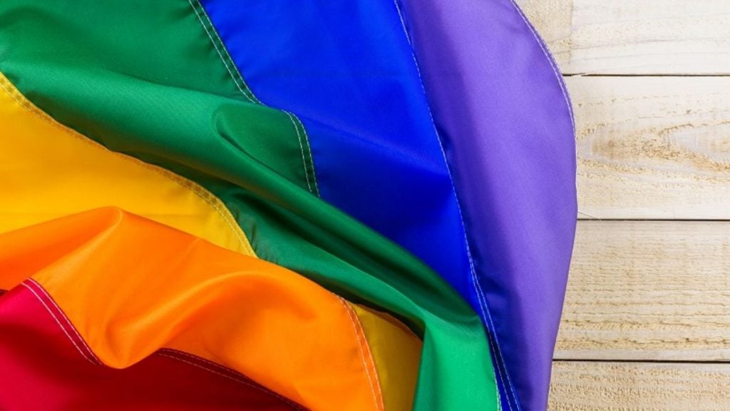 bandeira orgulho lgbt Homofobia no trabalho rende indenização de R$ 45 mil em MG
