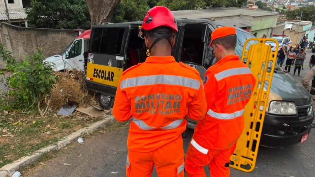 Van escolar bate em árvore e 15 crianças são atendidas em BH