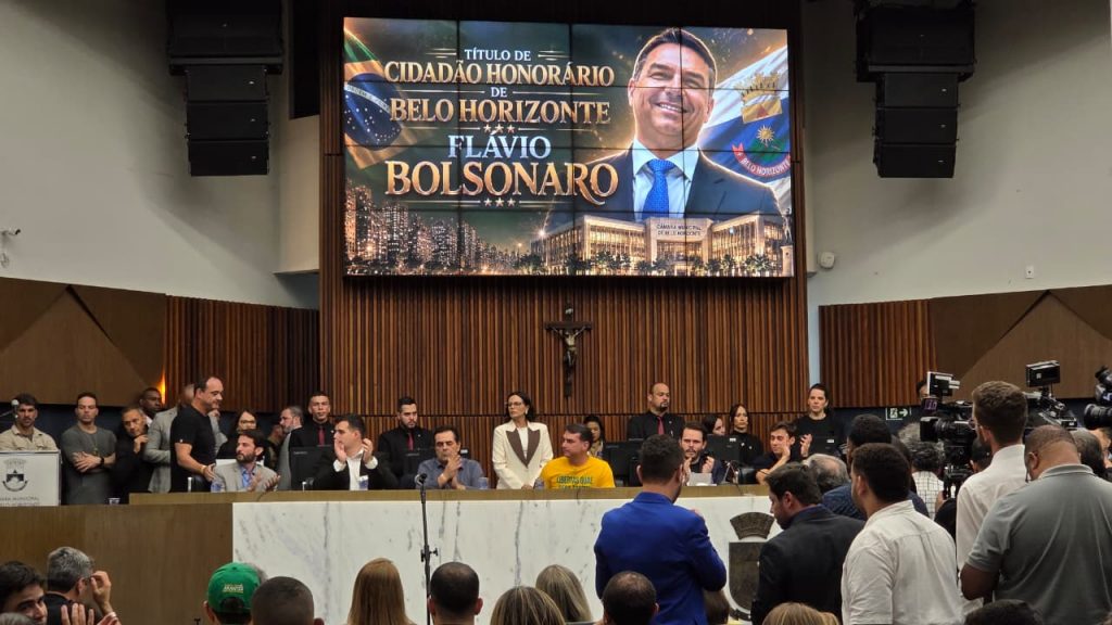 Flávio Bolsonaro ganha título de cidadão honorário de BH