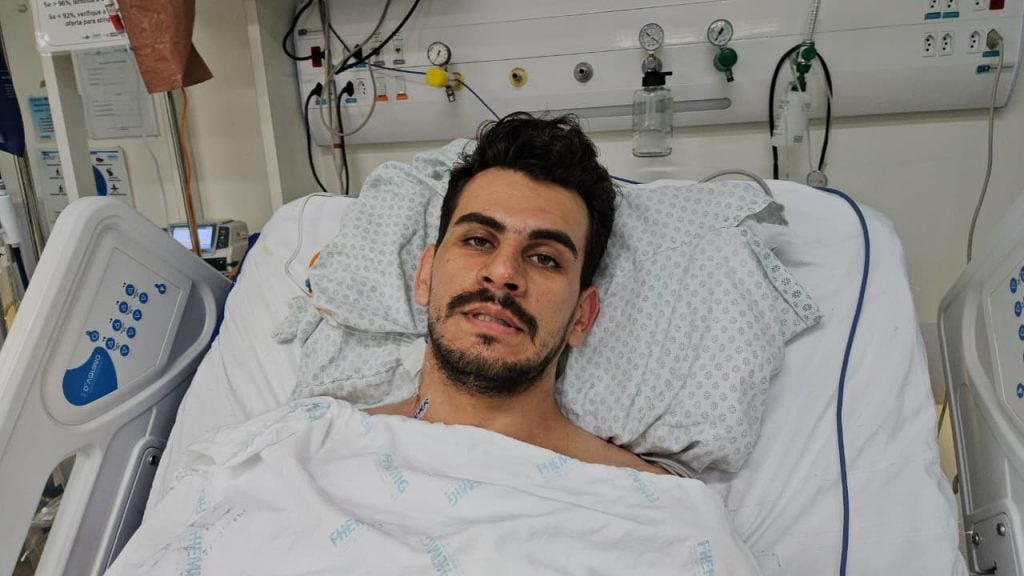 Paciente deitado na cama que recebeu a poliaminina.