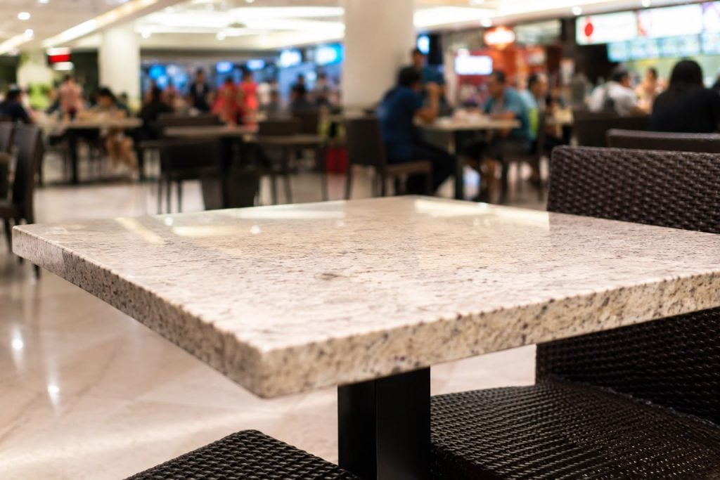 Shopping de BH terá que pagar indenização a jovem que sofreu acidente em praça de alimentação quando era criança