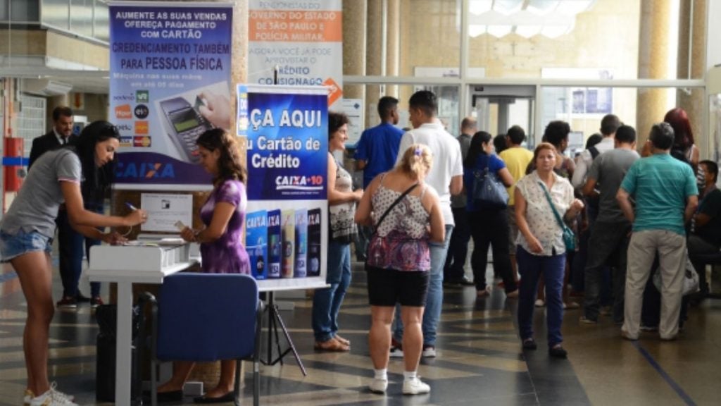 Agências bancárias de BH deverão oferecer cadeiras a idosos
