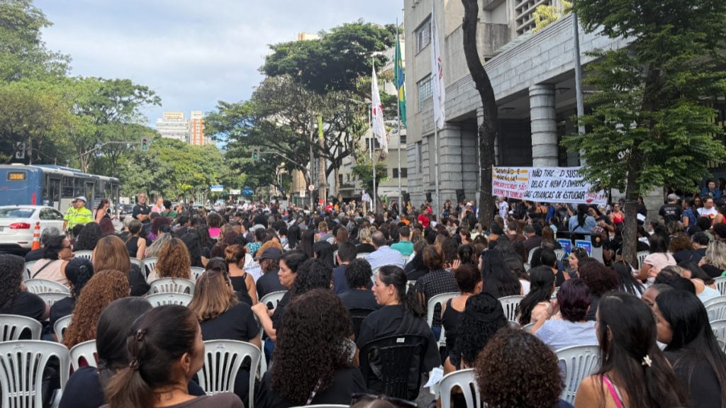 Greve dos professores de BH já dura mais de um mês
