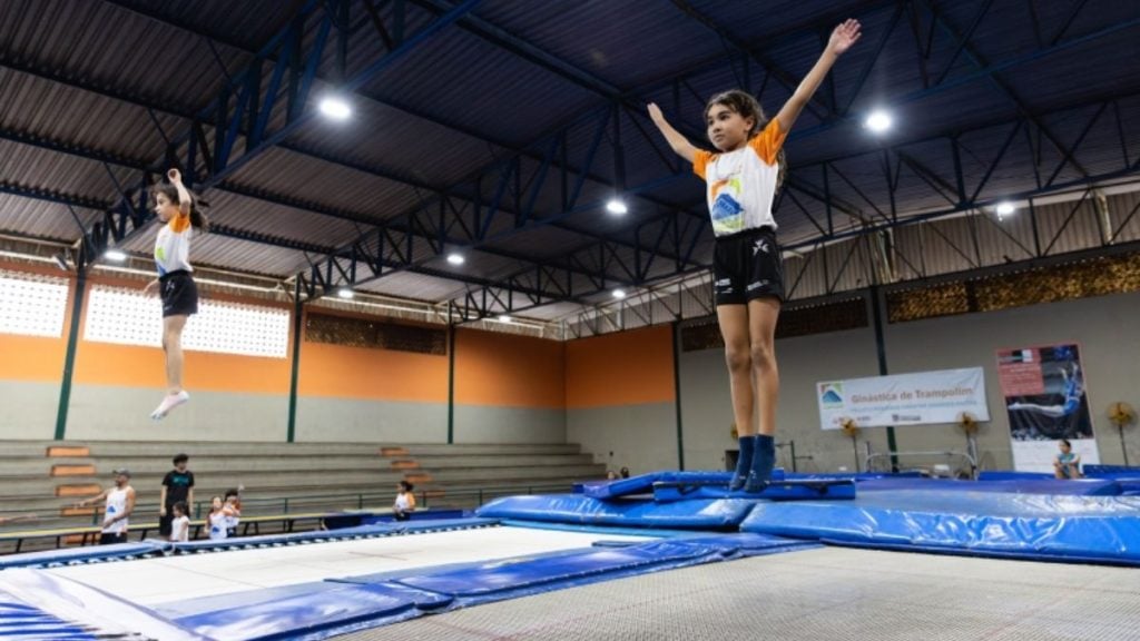 aulas de ginástica de trampolim para crianças em contagem