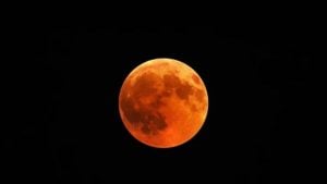 Lua de morango ilumina a noite nesta segunda