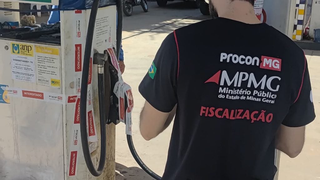 Procon-MPMG autua 21 postos e interdita 3 durante fiscalização em Minas Gerais
