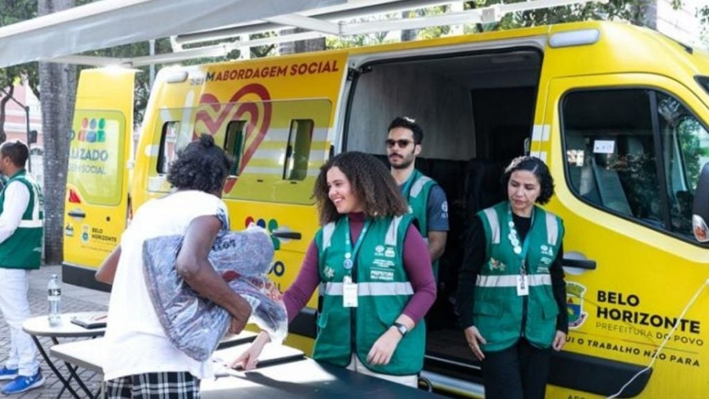Prefeitura de BH distribui dois mil cobertores para pessoas em situação de rua