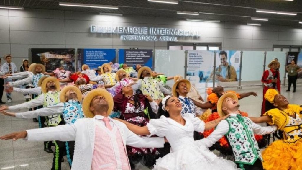 Blitzes juninas levam quadrilhas a aeroporto, praças e pontos turísticos de BH.