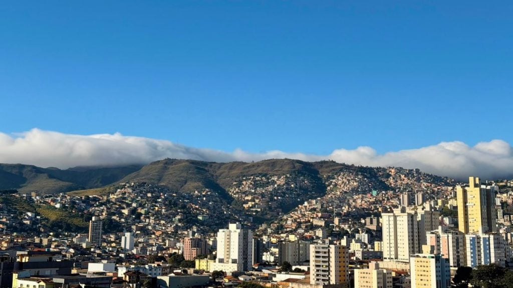 VÍDEO: 'Onda' de nuvens volta a cobrir a Serra do Curral, em BH