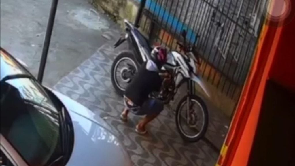 Criminoso recoloca cabo de vela e furta moto em menos de um minuto em BH