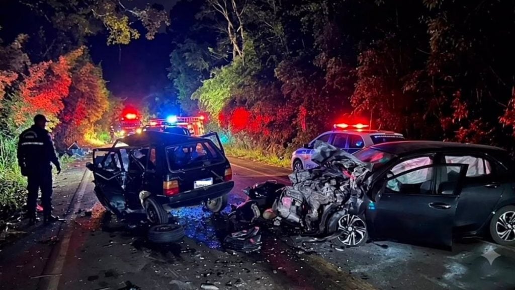 Carro ficou destroçado após família morrer em acidente entre dois na rodovia de Minas