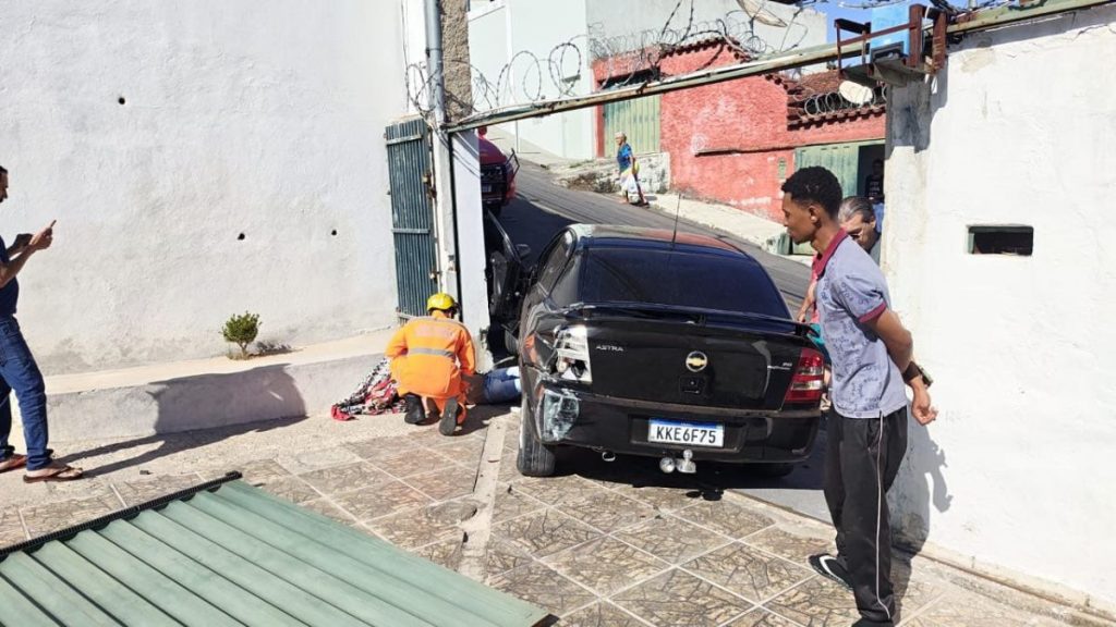 Motorista é arrastado pelo próprio carro após esquecer freio de mão em BH