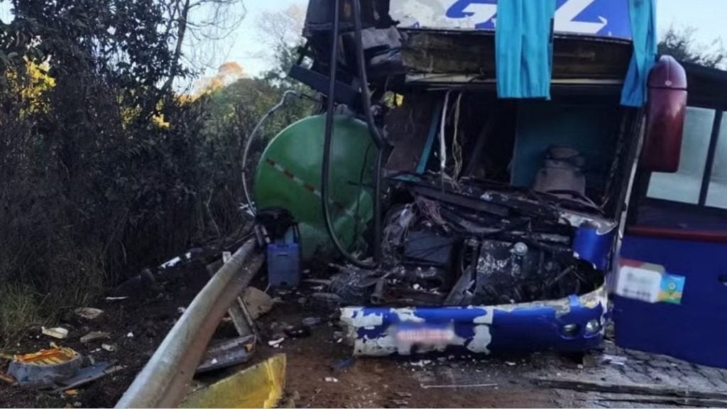 Tanque de caminhão atinge ônibus de romeiros e mata duas mulheres no Sul de Minas