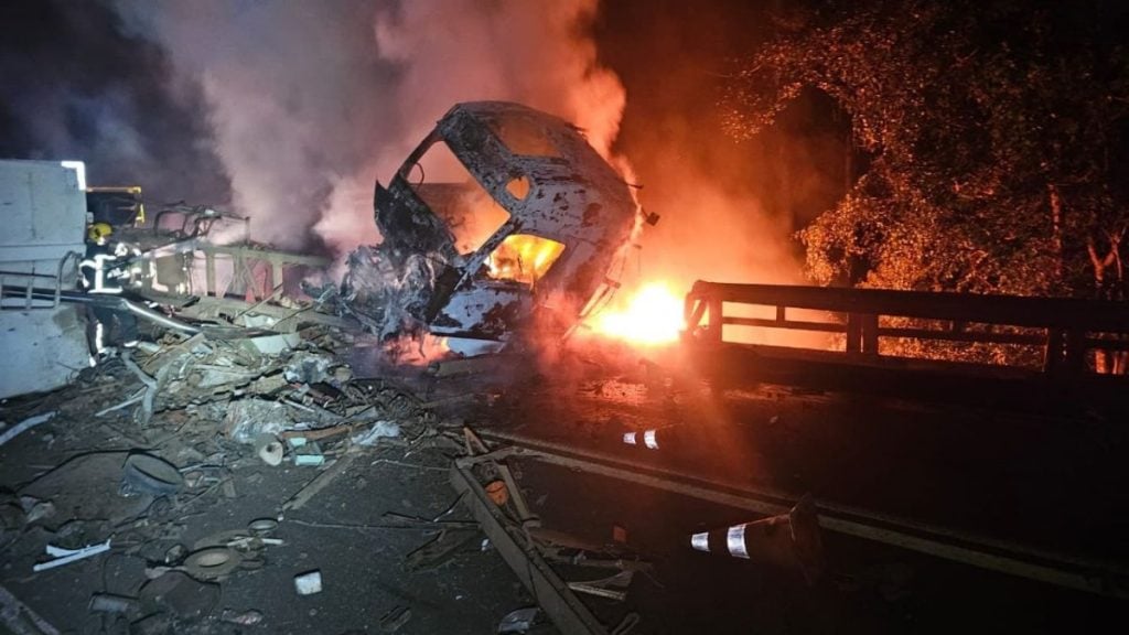 Acidente entre carretas interdita rodovia no Alto Paranaíba, em Minas Gerais