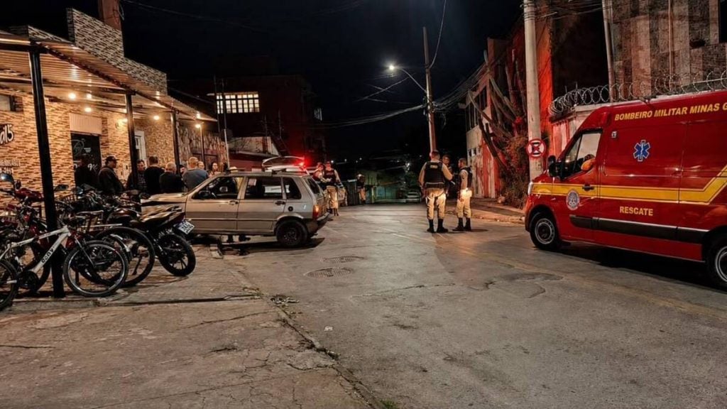 Carro invade calçada e atinge clientes de pizzaria no bairro Lourdes