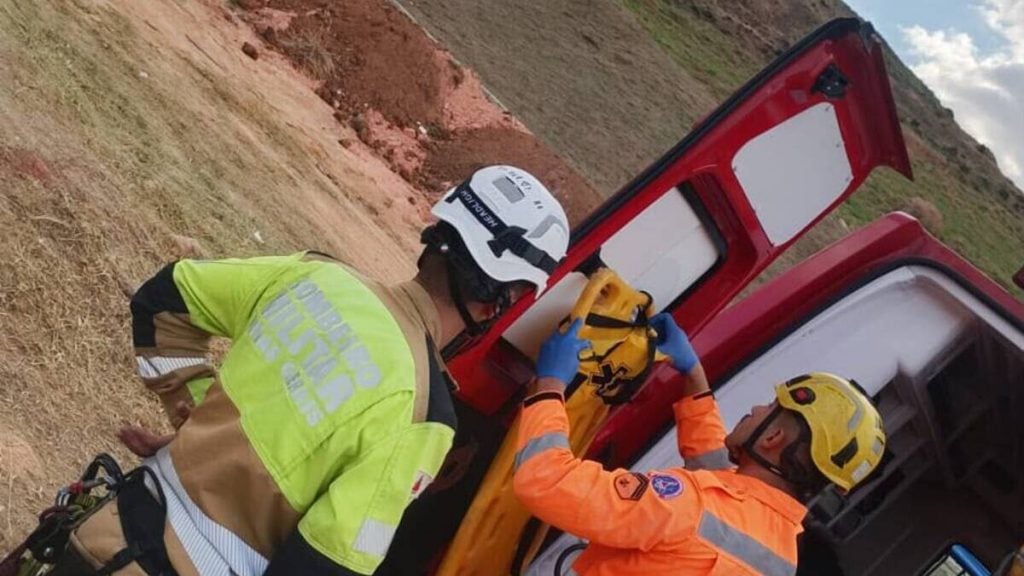 Coveiro é resgatado após cair dentro de cova em cemitério de BH