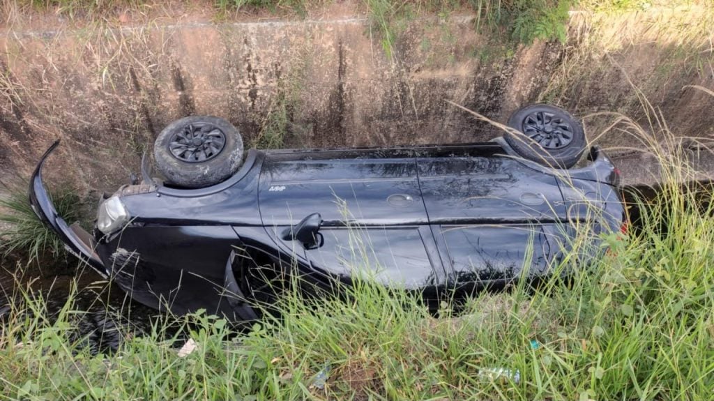 Carro cai dentro do leito de um córrego em Ribeirão das Neves, na Grande BH
