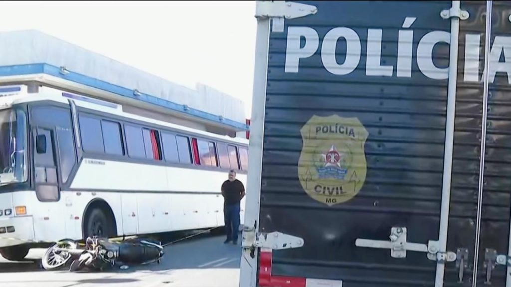 Mulher morre atropelada por ônibus após cair de moto de aplicativo