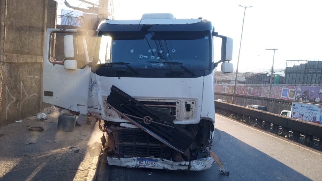 Motorista de caminhão provoca perseguição entre a BR-040 e o Anel Rodoviário, em Belo Horizonte, e a Av. Cardeal Eugênio Pacelli, em Contagem
