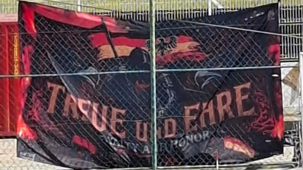 Bandeira com possível apologia ao nazismo é exibida em escola de Juiz de Fora