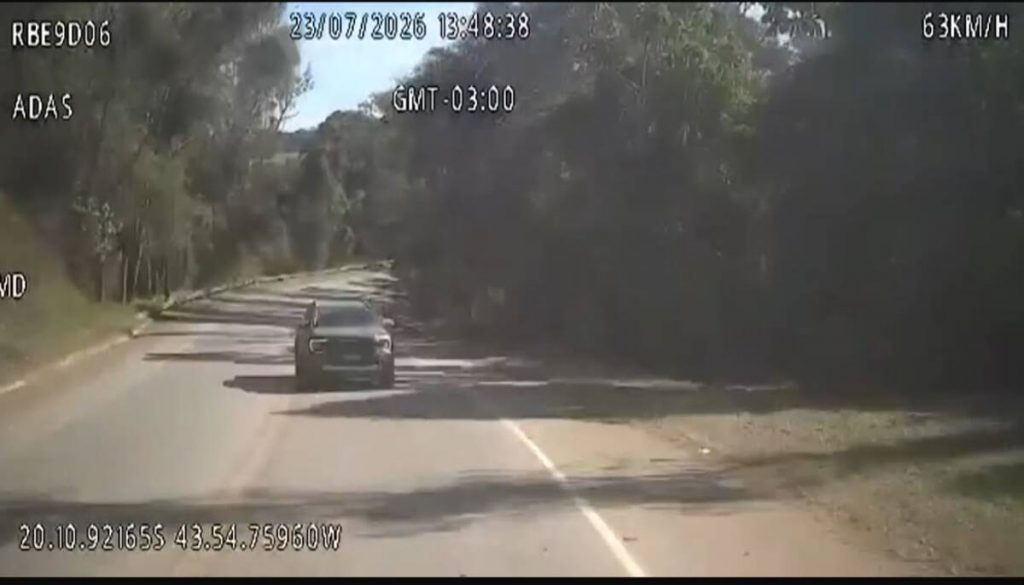 VÍDEO: Caminhonete invade a contramão e bate em carreta na BR-356 em Nova Lima