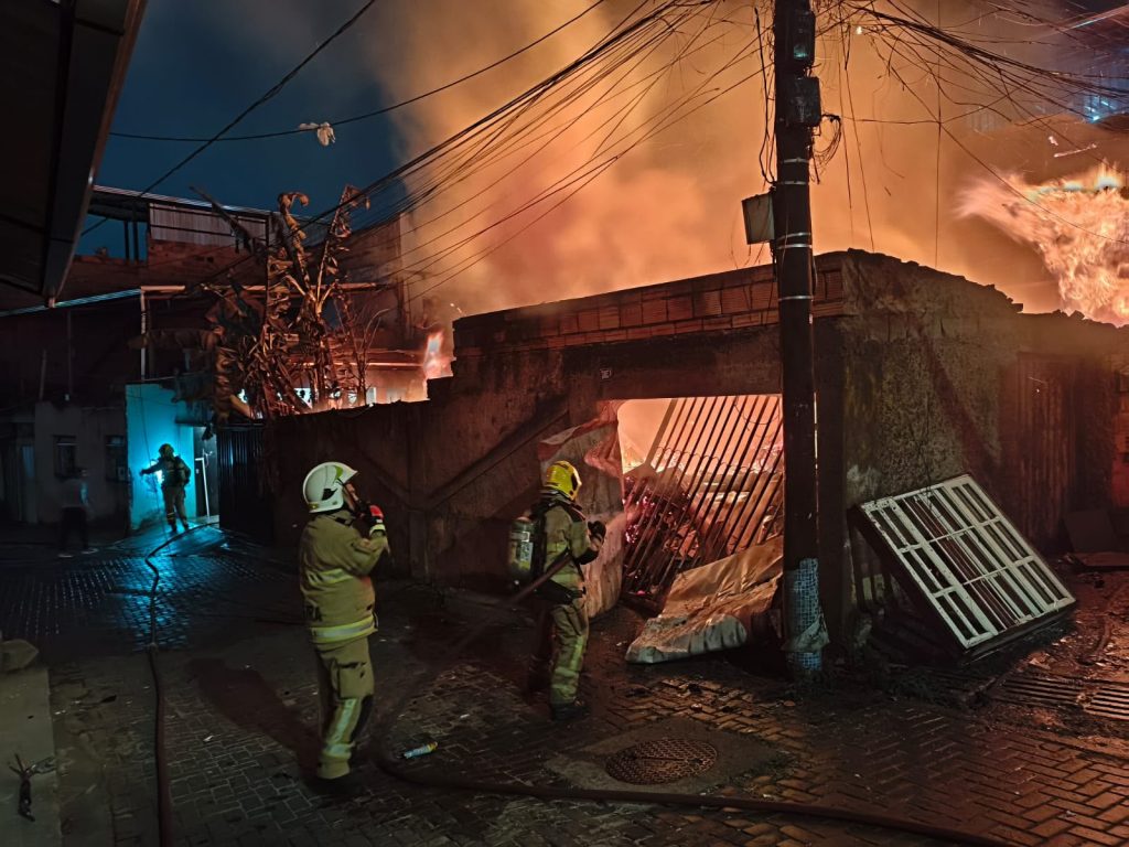VÍDEO: Casa fica destruída após pegar fogo em Venda Nova, em BH