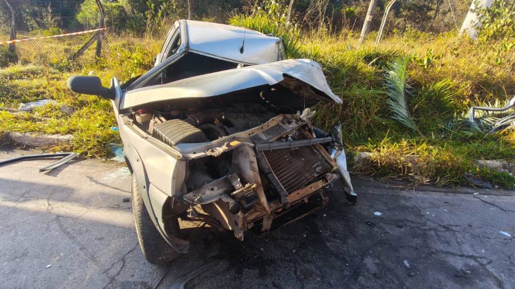 Motorista fica presa às ferragens após batida entre carro e caminhão em Ibirité, na Grande BH