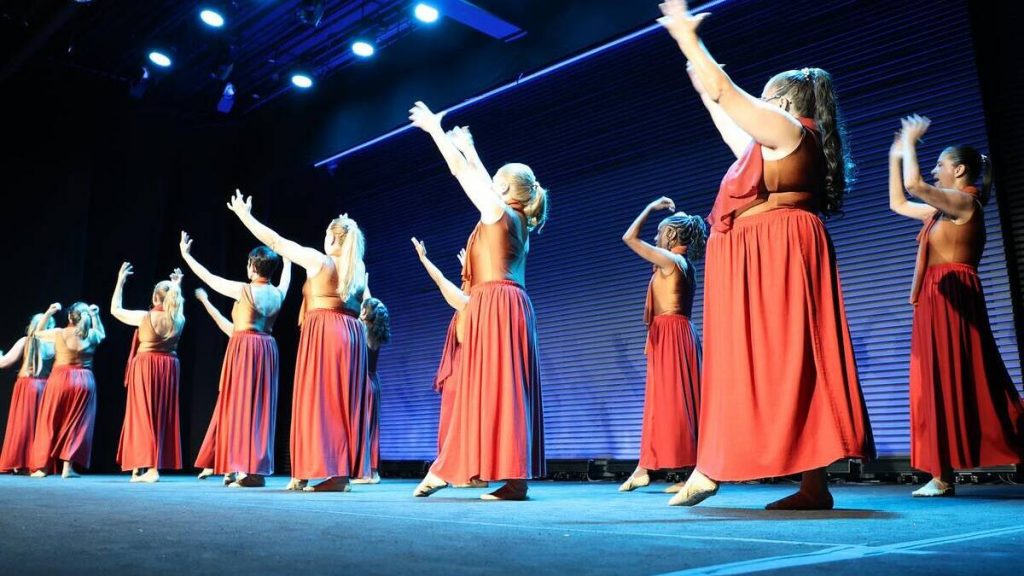 Escola de ballet 50+ oferece vagas gratuitas para mulheres de baixa renda em BH