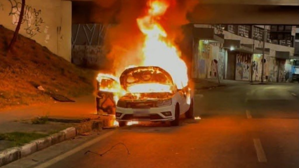 Carro pega fogo na avenida Antônio Carlos, em BH