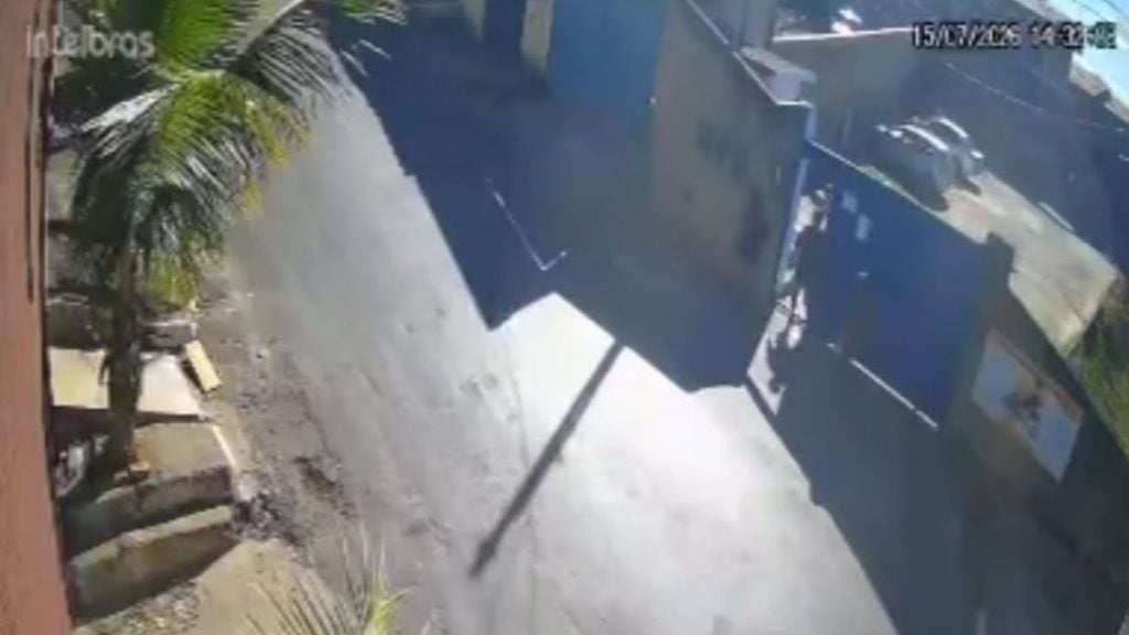 Imagens mostram o momento em que mulher escapa de agressor