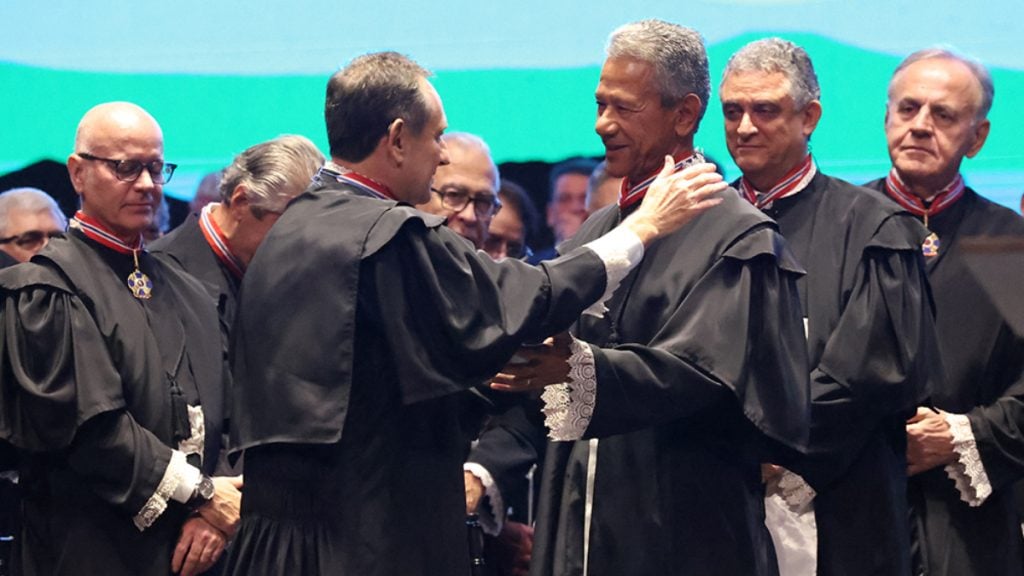 Corrêa Junior transfere cargo de presidente ao desembargador Vicente de Oliveira Silva (Crédito: Juarez Rodrigues / TJMG)