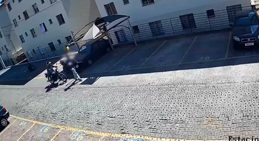 Mulher atropela vizinho em condomínio de Betim