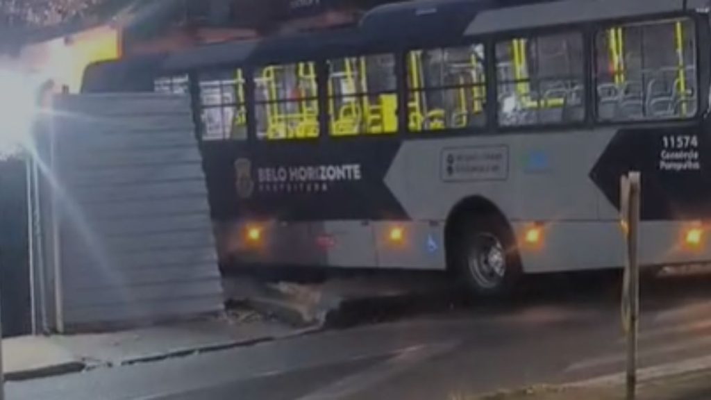 Ônibus invade imóvel pela 2ª vez no Boa Vista, em BH