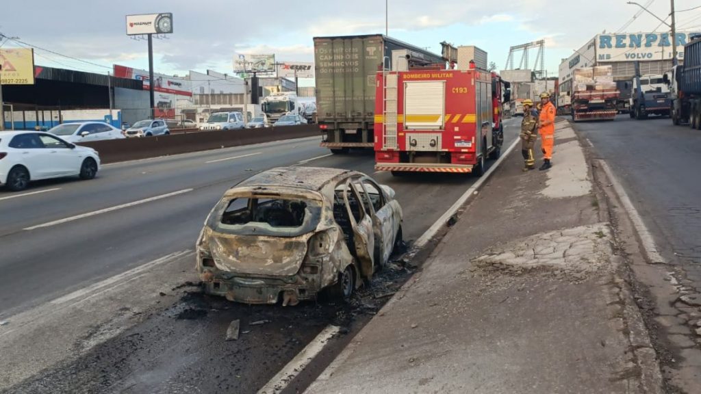 Carro pega fogo e trânsito da BR-381 é desviado na Grande BH